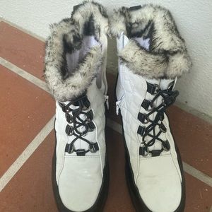 Totes white quilted faux fur ankle water boot zip up winter boots in EUC 9 Women